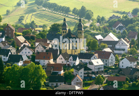 Vue aérienne, l'église de Sainte Marie Madeleine, Padberg, Marsberg, Rhénanie du Nord-Westphalie, Allemagne Banque D'Images