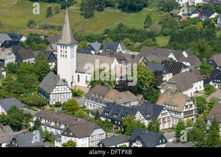 Vue aérienne, village de Hirschberg avec l'église paroissiale de Saint Christophe, Hirschberg, Warstein, Rhénanie du Nord-Westphalie Banque D'Images