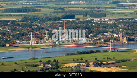 Avis de traverser le Rhin à Emmerich et le pont du Rhin à Emmerich, Emmerich am Rhein, Rhénanie du Nord-Westphalie, Allemagne Banque D'Images