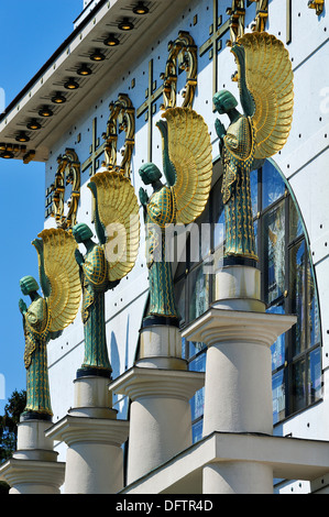 Quatre Archanges au-dessus du portail principal de l'église saint Léopold à Steinhof, hôpital psychiatrique, construit 1904-1907, conçu Banque D'Images