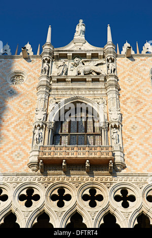 Le balcon de style gothique du XIVe siècle sur la façade sud du Palais des Doges, Palazzo Ducale, Venise, Venezien, Italie Banque D'Images