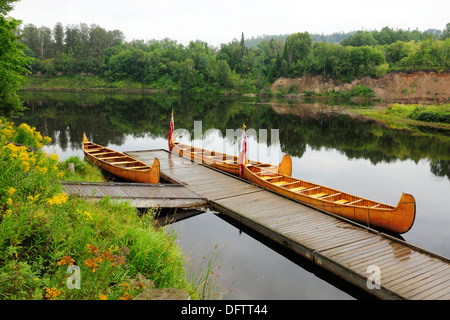 Les canots traditionnels en écorce, comme ils ont été construits par les Indiens d'Amérique dans l'Est du Canada, Fort William, Thunder Bay Banque D'Images