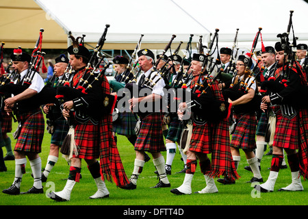 Au cours de cornemuse l'ouverture des Jeux des Highlands, Inverness, Highlands, Écosse, Royaume-Uni Banque D'Images
