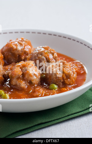 L'étuvée traditionnelle avec des boulettes de pois chiches, la tomate et l'oignon Banque D'Images