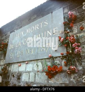 Le Mur de Fédérés Mur des communards) est représenté sur le Père Lachaise, le plus grand cimetière de Paris, France, en novembre 1970. 147 ont été exécutés ici au cours de la lutte de la Commune de Paris en 1871. Le monument est un symbole de la lutte pour de freedoom le peuple et contre la répression de l'état français pour les gauchistes. "À tous les morts de la commune. 21 au 28 mai 1871.' est écrit sur la plaque. Sur le cimetière du Père Lachaise, de nombreux personnages historiques célèbres sont enterrés. Photo : Wilfried Glienke Banque D'Images