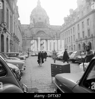 Vue sur la Place de la Sorbonne à l'Université de la Sorbonne dans le Quartier Latin à Paris, France, en novembre 1970. Le Quartier Latin est le traditionnel quartier étudiant à Paris et est situé directement à l'Université de la Sorbonne. Photo : Wilfried Glienke Banque D'Images