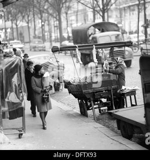 Une femme vend des légumes de son échoppe de marché au Quartier Latin à Paris, France, en novembre 1970. Le Quartier Latin est le traditionnel quartier étudiant à Paris et est situé directement à l'Université de la Sorbonne. Photo : Wilfried Glienke Banque D'Images