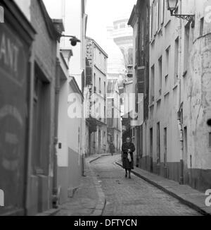 Vue d'une ruelle dans le quartier Montmartre à Paris, France, en novembre 1970. Dans l'arrière-plan, les tours du Sacré Cœur peut être vu. Photo : Wilfried Glienke Banque D'Images