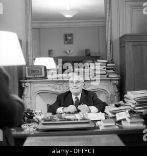 Homme politique communiste Jacques Duclos est photographié dans son bureau à Paris, France, en novembre 1970. 21,2  % en Duclos atteint l'élection présidentielle française en 1969, le pourcentage le plus élevé d'un candidat communiste jamais atteint. Photo : Wilfried Glienke Banque D'Images