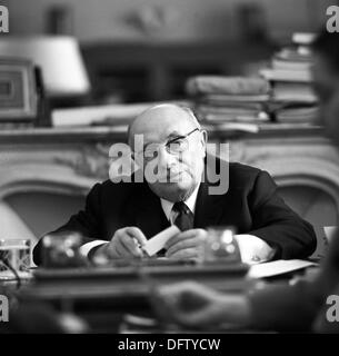 Homme politique communiste Jacques Duclos est photographié dans son bureau à Paris, France, en novembre 1970. 21,2  % en Duclos atteint l'élection présidentielle française en 1969, le pourcentage le plus élevé d'un candidat communiste jamais atteint. Photo : Wilfried Glienke Banque D'Images