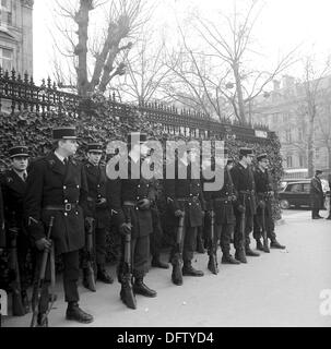 Des policiers armés sont illustrés pendant les célébrations pour le changement de nom de la Place de l'Etoile à la place Charles-de-Gaulle à Paris, France, 13 novembre 1970. La place a été rebaptisée en l'honneur de l'ancien président de Gaulle qui était mort récemment. Le centre de l'étoile square est l'Arc de Triomphe. Photo. Wilfried Glienke Banque D'Images