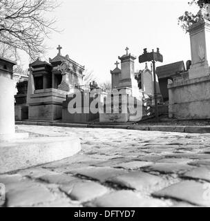 Voir des tombes et monuments sur Pere Lachaise, le plus grand cimetière de Paris, France, en novembre 1970. Sur le cimetière du Père Lachaise, de nombreux personnages historiques célèbres sont enterrés. Photo : Wilfried Glienke Banque D'Images