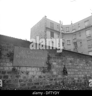 Le Mur de Fédérés Mur des communards) est représenté sur le Père Lachaise, le plus grand cimetière de Paris, France, en novembre 1970. 147 personnes ont été exécutées ici au cours de la lutte de la Commune de Paris en 1871. Le monument est un symbole de la lutte pour de freedoom le peuple et contre la répression de l'état français pour les gauchistes. Sur le cimetière du Père Lachaise, de nombreux personnages historiques célèbres sont enterrés. Photo : Wilfried Glienke Banque D'Images