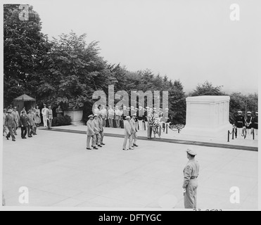 Le président Truman assiste à la cérémonie du Jour du Souvenir au Cimetière National d'Arlington et dépose une gerbe sur la tombe du... 199727 Banque D'Images