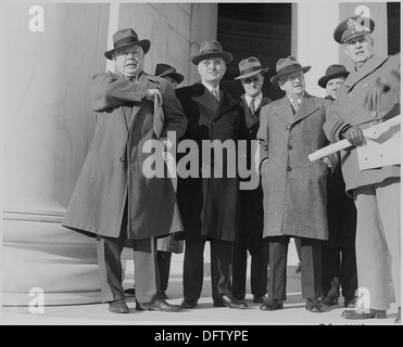 Photographie du président Truman avec le secrétaire de l'intérieur Harold Ickes et autres, probablement à l'extérieur du... 199302 Banque D'Images