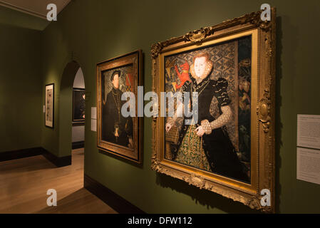 Londres, Royaume-Uni. 9 octobre 2013. National Portrait Gallery, Elizabeth I et son peuple soutenu par la Galerie Weiss, appuyez sur Aperçu. La révélation d'une nouvelle exposition à partir du 10 Oct 2013 au 5 Jan 2014 explore pour la première fois les réalisations de la période élisabéthaine à travers des portraits de la reine, la noblesse et l'augmentation des classes moyennes. Credit : Malcolm Park editorial/Alamy Live News Banque D'Images