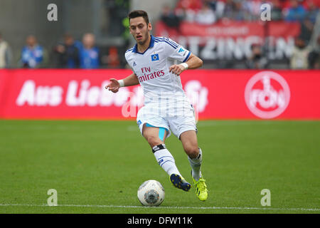 Nuremberg, Allemagne. 06 Oct, 2013. Hakan Calhanoglu de Hambourg kicks le ballon au cours de la Bundesliga match entre FC Nuremberg et Hambourg SV à Nuremberg, Allemagne, 06 octobre 2013. Photo : DANIEL KARMANN/dpa/Alamy Live News Banque D'Images