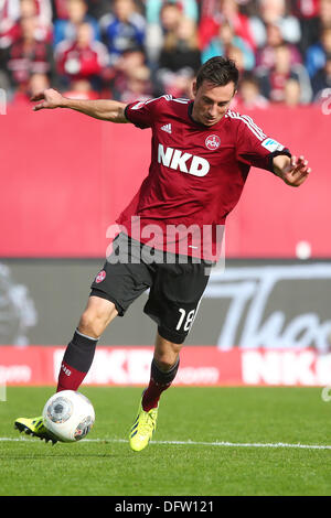 Nuremberg, Allemagne. 06 Oct, 2013. Josip Drmic Nuremberg lance la balle au cours de la Bundesliga match entre FC Nuremberg et Hambourg SV à Nuremberg, Allemagne, 06 octobre 2013. Photo : DANIEL KARMANN/dpa/Alamy Live News Banque D'Images