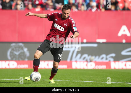 Nuremberg, Allemagne. 06 Oct, 2013. Josip Drmic Nuremberg lance la balle au cours de la Bundesliga match entre FC Nuremberg et Hambourg SV à Nuremberg, Allemagne, 06 octobre 2013. Photo : DANIEL KARMANN/dpa/Alamy Live News Banque D'Images