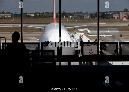 Passagers en attente d'un avion dans un terminal de l'aéroport Banque D'Images