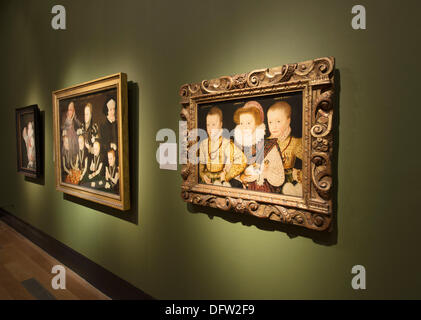 Londres, Royaume-Uni. 9 octobre 2013. National Portrait Gallery, Elizabeth I et son peuple soutenu par la Galerie Weiss, appuyez sur Aperçu. La révélation d'une nouvelle exposition à partir du 10 Oct 2013 au 5 Jan 2014 explore pour la première fois les réalisations de la période élisabéthaine à travers des portraits de la reine, la noblesse et l'augmentation des classes moyennes. Credit : Malcolm Park editorial/Alamy Live News Banque D'Images