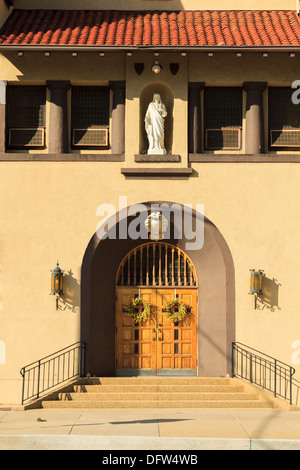 Le sud-ouest de l'église de style USA dans le vieux quartier de Colorado Springs de Colorado Springs, CO Banque D'Images