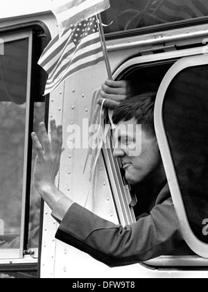 Un ancien otage américain détenu par les vagues de l'Iran à partir d'un autobus lors d'un accueil Bienvenue le long de Pennsylvania Avenue, 27 janvier 1981 à Washington, DC. Cinquante-deux américains ont été retenus en otage pendant 444 jours après qu'un groupe d'étudiants iraniens soutenant la Révolution iranienne a pris en charge l'ambassade des États-Unis à Téhéran. Banque D'Images