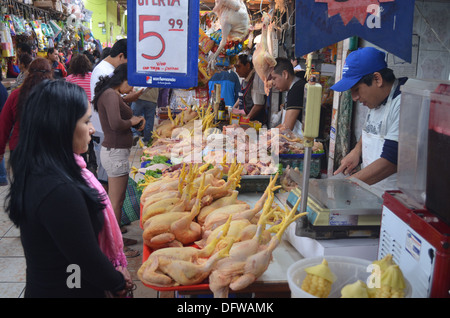 Les sections locales du shopping au marché une boucherie à Lima, Pérou Banque D'Images