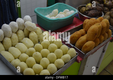 La péruvienne typique plat de Papa rellena (farci de pommes de terre) en préparation dans une échoppe de marché à Los Olivos district de Lima Banque D'Images