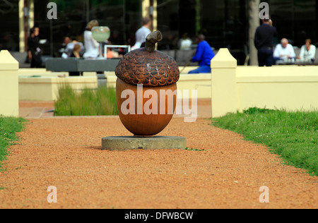 Acorn en bois avec 'Stables à Vergelegen' Bistro Restaurant dans l'arrière-plan au Vergelegen Wine Estate, Somerset West. Banque D'Images