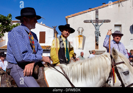 Les Gardians (cavaliers qui fonctionne avec bull de Camargue).Procession annuelle pendant le pèlerinage gitan Banque D'Images