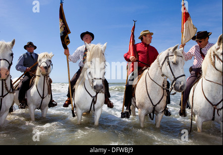 Les Gardians (cavaliers qui fonctionne avec bull de Camargue).bénédiction en mer.Procession annuelle pendant le pèlerinage gitan Banque D'Images