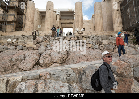 Les touristes à des propylées, l'entrée de l'Acropole, à Athènes, Grèce le 4 octobre 2013 Banque D'Images