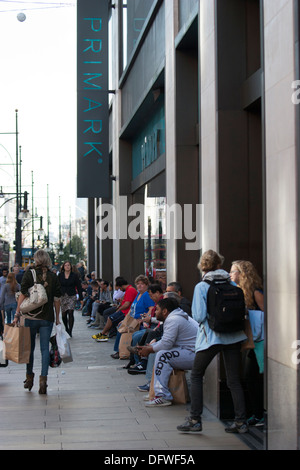 Les acheteurs font la queue devant le magasin de vêtements et de mode Primark sur Oxford Street, Londres, Royaume-Uni, reflétant une fréquentation élevée dans l'une des destinations de vente au détail les plus achalandées de la ville Banque D'Images