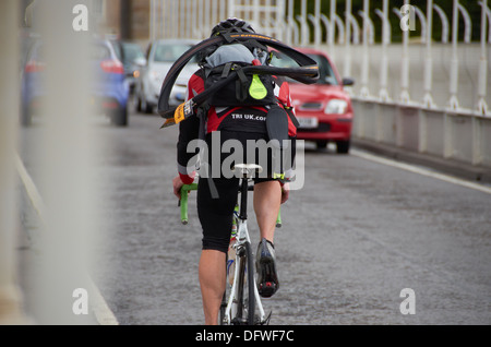 Traversée cycliste pont suspendu de Clifton à Bristol, Angleterre. Banque D'Images
