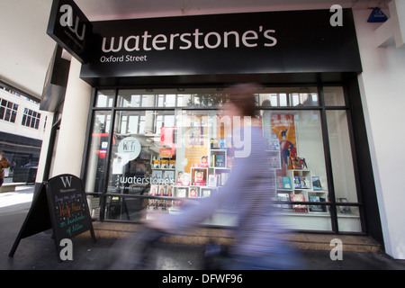 Librairie Waterstones sur Oxford Street, rue commerçante animée de Londres, offrant une large sélection de livres dans un cadre urbain dynamique Banque D'Images