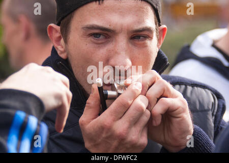 Londres, Royaume-Uni. 09Th Oct, 2013. Un manifestant avec sa pipe comme NORML UK manifestation devant le Parlement pour le cannabis La réforme du droit. Crédit : Paul Davey/Alamy Live News Banque D'Images