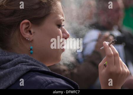 Londres, Royaume-Uni. 09Th Oct, 2013. Le nuage de fumée comme NORML UK manifestation devant le Parlement pour le cannabis La réforme du droit. Crédit : Paul Davey/Alamy Live News Banque D'Images