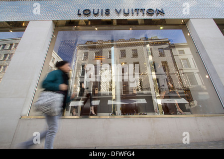 Boutique de mode de luxe Louis Vuitton dans le centre de Londres, présentant des sacs à main de créateurs emblématiques, des accessoires et des vêtements haut de gamme dans un cadre prestigieux Banque D'Images