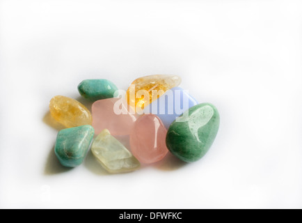 Couleur de groupe semi-précieuses telles que l'Aventurine, citrine, Pierre de lune, quartz rose et bleu sur fond blanc de calcite. Banque D'Images