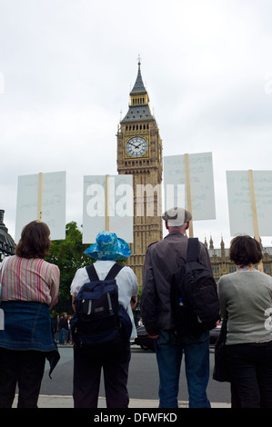 Des pancartes à l'extérieur de l'organisation des manifestants Chambres du Parlement à Londres UK Crédit photo : David Levenson / Alamy Banque D'Images