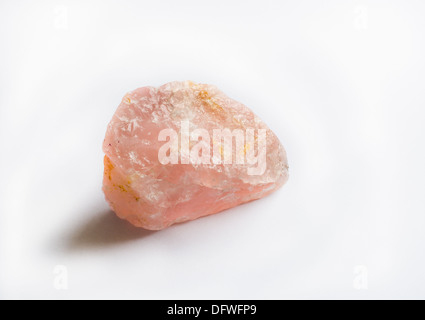 Échantillon de quartz rose dans les matières premières, utile dans la médecine alternative pour la guérison du chakra du coeur et comme symbole de l'amour pur. Banque D'Images