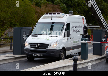 Livraison supermarché Waitrose van sur pont suspendu de Clifton à Bristol, Angleterre Banque D'Images