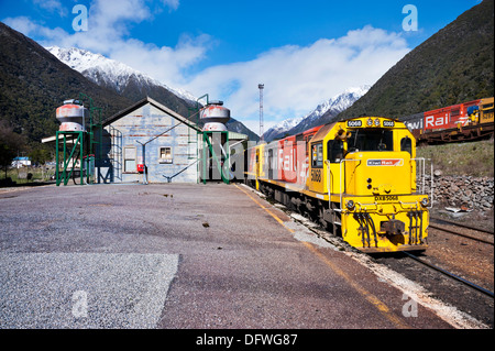 Les Alpes du Sud, l'île du Sud, Nouvelle-Zélande. Le train Tranz Alpin à Arthur's Pass, sur la route de Christchurch à Greymouth. Banque D'Images