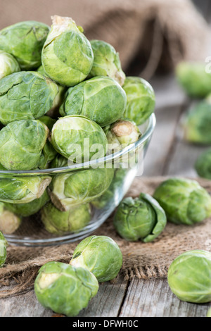 Choux de Bruxelles frais (crus) sur fond de bois Banque D'Images