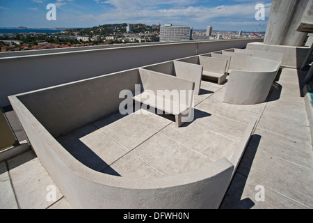 Le toit terrasse vue sur le logement résidentiel moderniste l'Unité d'habitation conçue par Le Corbusier Banque D'Images