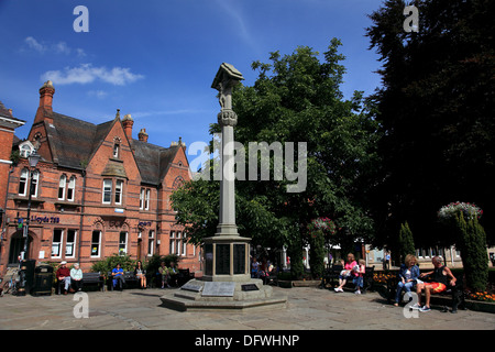 Le monument commémoratif de guerre dans le centre de la zone piétonne de la rue haute de Nantwich, Cheshire Banque D'Images