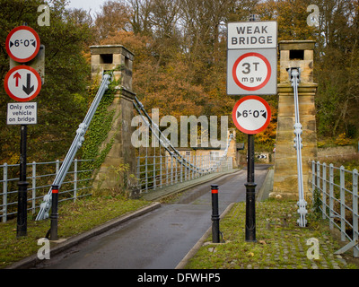 Pont de Whorlton, comté de Durham, Royaume-Uni. Pont suspendu de catégorie II* au-dessus des Tees de la rivière. Banque D'Images