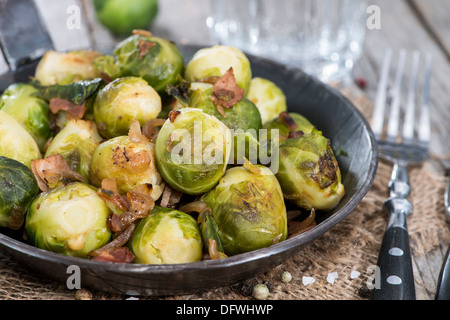 Partie de poêlée de choux de Bruxelles au jambon et oignons