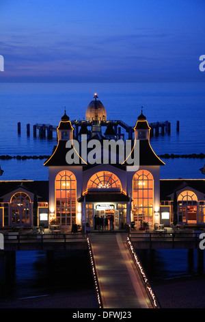 Jetée de Sellin dans la soirée, Ruegen Island, Côte de la mer Baltique, Mecklembourg-Poméranie-Occidentale, Allemagne Banque D'Images